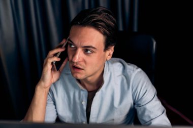 Akıllı iş adamı, akıllı telefonuyla iş dünyasının paragraf dinamik veritabanı pazarlama analiz planına danışmak için arıyor. Bireysel.