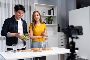 Yemek pişirme programı, karışık salata yapan iki şef etkileyiciyle canlı yayında, tüm malzemeler, kamera tarafından sunulan çörek ekmeğiyle sunulan kolay menü için iyi bir zevke sahip. İnfobahn.