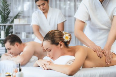 Kafkas çift müşterisi stres önleyici spa masajının keyfini çıkarıyor ve lüks otel veya oteldeki gündüz açık hava ortamında güzellik teniyle eğleniyor. Sessiz.