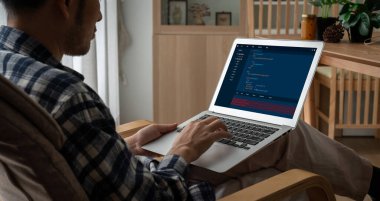 Model uygulama ve program kodlaması için bilgisayar ekranında yazılım geliştirme programlama