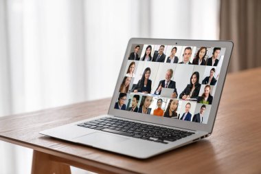 İş dünyasından iş adamlarının modern sanal grup toplantısı için video konferansındaki iş adamları