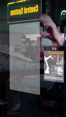 Fabrika işçisi, fabrikadaki üretim makinesini kontrol etmek için geleceğin holografik ekran cihazını kullanıyor. Gelecekçi otomasyon teknolojisi kavramı, sanal artırılmış gerçeklik ve akıllı görselleştirme .