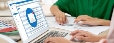 Bilgisayar ekranında canlı gösteren e-posta bildirim iletisi. Dijital pazarlama iletisi bilgi metni iş dünyasından müşteriye