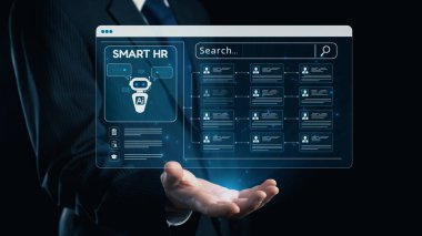 Bir iş adamı, AI güdümlü HR yönetim sistemini gösteren fütüristik bir dijital arayüz sunuyor. Tasarım, kullanıcı profillerini ve verimli arama işlevselliğini vurgular. Dörtgen