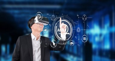 Profesyonel bir adam sanal gerçeklik deneyiminden zevk alır, dinamik çevik teknoloji görselleriyle uğraşır, yenilikçilik ve iş stratejisinin birleşimini resmeder. XDMCP