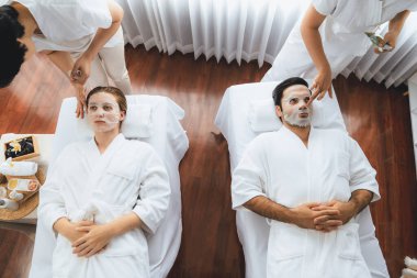 Kaplıca salonunun sakin, modern gündüz atmosferi, birkaç müşteri yüz maskesi takarak kendini yenilemeye çalışıyor. Yüz bakımı ve güzellik kozmetolojisi prosedürü. Sessiz.