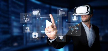 Bir profesyonel sanal gerçeklik teknolojisini, içerik pazarlaması ve yapay zeka tarafından desteklenen stratejilerdeki yenilikleri vurgulayarak dijital arayüzle etkileşimde kullanır. XDMCP