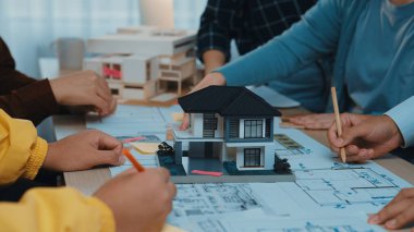 Mimari planlamayla ilgilenen dinamik bir grup, merkezinde bir model ev bulunan planlar üzerinde çalışan, tasarımda takım çalışması ve yaratıcılığı sergileyen. SACTR