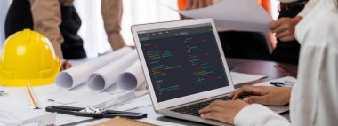 Uygulama ve program kodlaması için bilgisayar ekranında yazılım geliştirme programlama