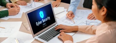 Bilgisayar ekranındaki siber güvenlik sistemi özel bilgileri hacker ve siber saldırılardan koruyor