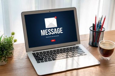 Bilgisayar ekranında rahatça görünen e-posta bildirim iletisi. Dijital pazarlama iletisi bilgi metni iş dünyasından müşteriye