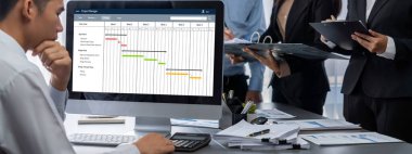 İş zekası ve veri analizi kavramı. Analizci ekibi laptop ekranında finansal veri analizi üzerinde çalışıyor. Etkili iş stratejik planlama için pazarlama göstergesi olarak. İçgörü