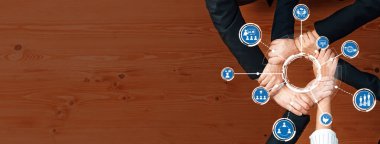 Ahşap bir arka planda dijital simgelerle uğraşan, birlik, işbirliği ve etkili iş ilişkilerini sembolize eden profesyonel bir takım çalışması konsepti. Dostluk