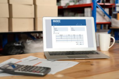 Muhasebe uygulamasından gelen fatura bilgisayar ekranında. Şirket işlerinin finans ve bütçesi için bilgisayar programı. Rahatça..