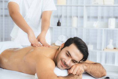 Kafkas erkek müşteri stres önleyici spa masajının keyfini çıkarıyor ve lüks otel veya oteldeki gündüz açık hava ortamında güzellik derisi eğlencesi ile şımartıyor. Sessiz.