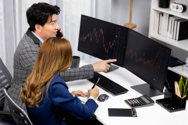 Asyalı iş ortakları, çevrimiçi bilgisayar ekranı değer oranları web sitesi programında en yüksek dinamik borsa verilerine işaret ediyorlar. Modern ofiste gerçek zamanlı finansal sermaye gösteren bir yatırımcı. İnfobahn.