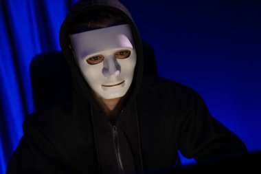 Beyaz suçlu anonim maskesi kodlama şifrelemesi yüklüyor. Programlama ile güvensiz mahremiyet sağlamaya çalışıyor. Bilgisayardan fidye için büyük bir veritabanı almaya çalışıyor. Bireysel.