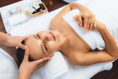 Kafkasyalı kadın stres önleyici kafa masajından ve lüks tatil beldesi ya da otel spa salonundaki modern ışık ortamında yüz güzelliği eğlencelerini şımartmaktan hoşlanıyor. Sessiz.