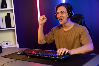 Kazanmak için çevrimiçi oyun oynayan akıllı flama makinesinin sunucu kanalı, neon ışıklı odada seçilen takım yarışması için izleyicilerle birlikte canlı yayında canlı yayında kulaklık takıyor. Bireysel.