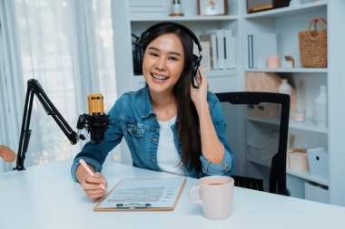 Kot pantolon giyen, yaratıcı yayın yapan genç Asyalı sunucu stüdyo dinleyicisiyle günlük hayatta pazarlamayı ya da danışmanı tanıtmayı online olarak anlatıyor. Taktik.