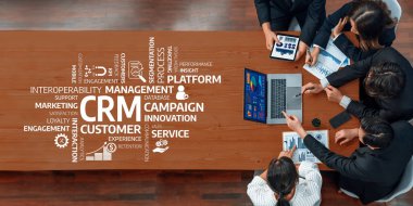 Stratejik bir toplantıya katılan çeşitli bir ekibin hava görüşü müşteri ilişkileri yönetimi, yenilikçi fikirler ve modern bir çalışma alanı içinde etkili bir işbirliği üzerine odaklandı. Dostluk