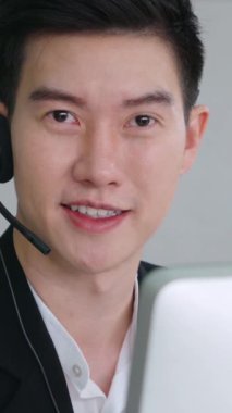 Ofiste çalışan kulaklık takan işadamları uzak müşteri ya da meslektaşlarını desteklemek için çalışıyorlar. Arama merkezi, tele pazarlama, müşteri destek acentesi telefon görüşmesinde hizmet sunar.