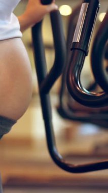 Yoga odasındaki spor salonunda aktif hamile kadın egzersizi. Hamile karnında bebek taşıyan hamile bir anne. Doğum öncesi bakım ve kadın hamileliği konsepti.