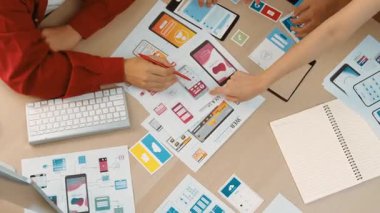 Mobil uygulama ya da web sitesi için kullanıcı arayüzü prototipi planlayan şirket çalışanlarının en iyi görünüm videosu. UX UI tasarımcı beyin fırtınası kullanıcı dostu arayüz planı. Sinerjik