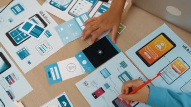 Mobil uygulama ya da web sitesi için kullanıcı arayüzü prototipi planlayan şirket çalışanlarının en iyi görünüm videosu. UX UI tasarımcı beyin fırtınası kullanıcı dostu arayüz planı. Sinerjik