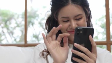 Genç bir kadın internet üzerinden alışveriş yapmak için internet üzerinden internet üzerinden internet üzerinden alışveriş yapıyor. Modern ve konforlu çevrimiçi alımlar güvenli ve uygun alışverişleri sağlar.