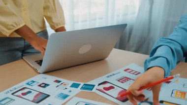 Mobil uygulama ya da web sitesi için kullanıcı arayüzü prototipi planlayan şirket çalışanlarının panorama videosu. UX UI tasarım beyin fırtınası kullanıcı dostu arayüz planı tasarlıyor. Sinerjik