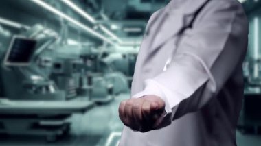 Laboratuvarda tıbbi haç hologramı tutan zeki bir sağlık çalışanına yakın durun. Profesyonel doktor ayakta ve hastanede çalışırken tıbbi verilere bakıyor. Teknoloji. İyileştirici.