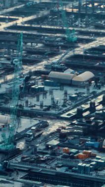 Büyük inşaat projesinin ilk safhalarında Metropolis 'te ağır inşaat makineleri ele geçirilen inşaat alanının zaman aşımı .