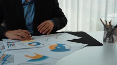 AI teknolojisi veri yorumlamasını rafine ederek, işbirlikçi araştırma tartışmalarına ve hassas pazarlama stratejilerine rehberlik ederek iş oturumlarını dönüştürür. Noogenesis Yapay Zeka