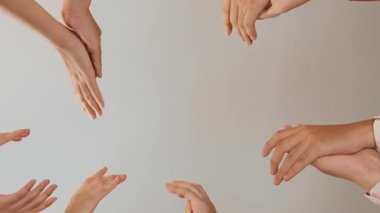 Girişimci şirket çalışanlarının el çırpması başarılı bir iş ortaklığı grubunu ve panoramik videoda kamu işyerinde güçlü bir birlik takım çalışmasını sembolize ediyor. Sinerjik
