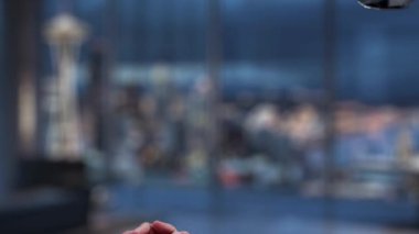 Bir insan eli ve robotik bir el yukarı doğru uzanan bir oka ulaşarak, çağdaş bir çalışma alanı içindeki teknoloji ve finans alanındaki işbirliğini ve büyümeyi sembolize ediyor. Auvana