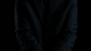 Bir çift el, modern bir dijital ortamda bilgiyi, yaratıcılığı ve başarıyı temsil eden çeşitli eğitim simgelerinin arasında parlak bir mezuniyet şapkası tutuyor. Dörtgen