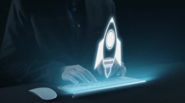 Teknolojinin ve yeniliğin dinamik bir temsili, bir klavyede el yazısı, bir roket ikonu ve iş metrikleri ile birlikte karanlık, modern bir ortamda. Dörtgen