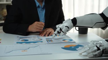 İş toplantılarındaki yapay zeka entegrasyonu, gerçek zamanlı veri analizini, stratejik planlama ve pazarlama kampanyalarını optimize etmede profesyonellere rehberlik etmeyi destekler. Noogenesis Yapay Zeka