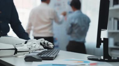 Yapay zeka destekli araçların finansal görüşleri geliştirdiği, kurumsal tahminleri geliştirdiği ve karar vermeyi optimize ettiği gelecekçi bir ofis. Noogenesis Yapay Zeka