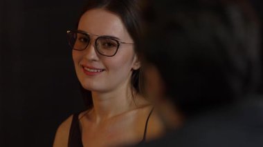 Kokteyl içen güzel bir kadının portresi lüks tezgahın arkasında arkadaşlarıyla ya da çiftlerle sohbet ediyor. Gece hayatındaki sosyetik etkileşim sahnelerini yakalıyorum. Vinosity.