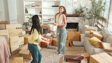 Genç ve güzel lezbiyen çift oturma odasında dans ediyor ve köpük saçıyor. Çekici oda arkadaşı müzik dinlerken yeni bir eve ya da daireye taşınıyor ve karton kutu dağınık. Myrmidon.