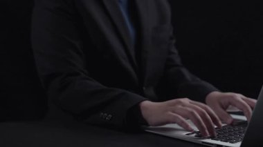 Başarı ve Stratejiyi temsil eden Grafikler, Simgeler ve Sembollerle Sanal Arayüzde Dijital Hedefe Ulaşan İşadamı. Dörtgen