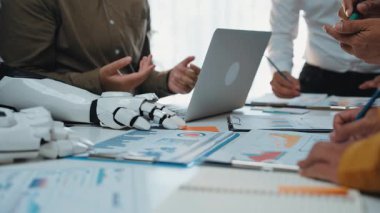 Yapay zeka destekli veri analizleri iş uzmanlarının pazarlama stratejilerini geliştirmelerine, araştırma yeteneklerini geliştirmelerine ve işbirlikçi bir ortamda etkili planlar oluşturmalarına yardımcı olur. Noogenesis Yapay Zeka