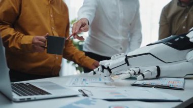 Toplantının yol açtığı sonuçlarda, yapay zeka anlayışına sahip bir gruba rehberlik eden, araştırma ve planlama optimizasyonu yoluyla iş performansını artıran bir danışman öne çıkıyor. Noogenesis Yapay Zeka