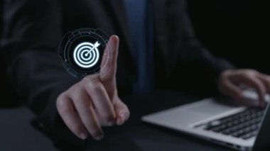 Hedef ve analitik odaklı bir pazarlama stratejisi sunan dijital bir illüstrasyon keşfetmek, iş büyümesini ve başarı için yenilikçi yaklaşımları vurgulamak. Dörtgen