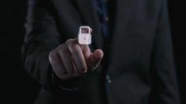 İş adamı siber güvenliğin özünü keşfeder. Siber koruma yöntemlerini, tehditleri derinlemesine araştır ve siber güvenlik duruşunu güçlendir. Siber güvenlik çağında UUID 'de gezinmek için gerekli