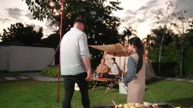 Aile birlikte bahçede kamp kurar, baba ve kız aile bireyleri için ızgara yapar. Doğayla iç içe olmak için açık hava kamp aktiviteleri ve genç nesil çapraz kuşaklarla zaman geçirmek için. Uyumsuzluk.