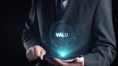 İş adamı değerli ERP sistemlerini koz olarak kullanıyor, değeri ve operasyonel verimliliği maksimuma çıkarıyor. En uygun değer ve performans için kaynakları ve değerli süreçleri en üst düzeye çıkarmaya odaklanmış. Kullanıcı Kimliği