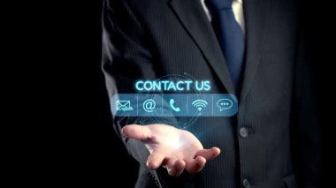 Takım elbiseli bir işadamı elini uzatıyor e-posta, telefon ve sohbet gibi holografik temas simgeleri sergiliyor. Bu resim modern iletişim yöntemlerini temsil ediyor. Dörtgen